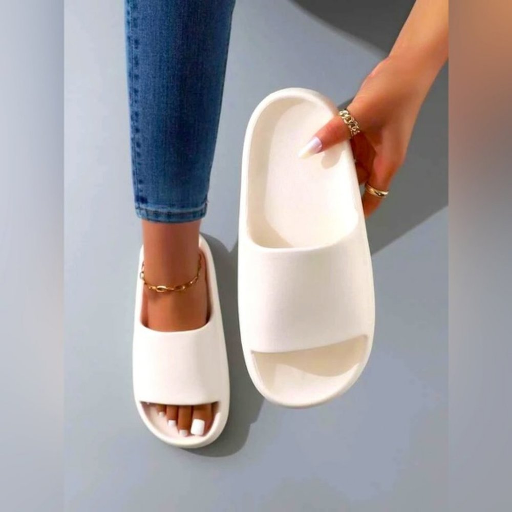 Casual Cream Open Toe Flat Slipper Slides NWOT